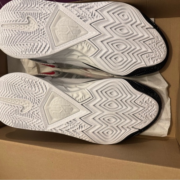 US Men's Size 11.5 - Nike Kyrie 8 White / University Red, Rare Unreleased! NIB - Picture 4 of 4